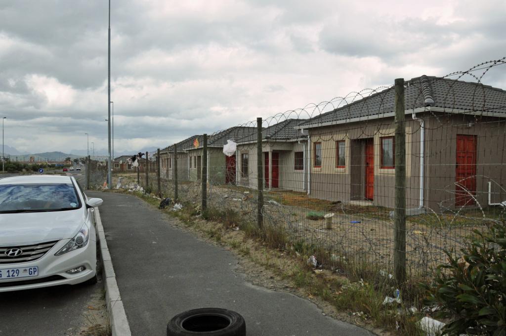 101_0999m.jpg - Delft, [de]Township bei Kapstadt: Hunderte von neugebauten leerstehenden Häusern - unerschwinglich teuer für die Schwarzen[en]township near Cape Town: hundreds of newly built but  unoccupied houses - too expensive for the black people to buy or to live in them