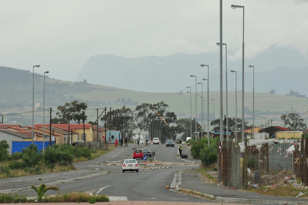 101_1000.JPG - Delft, Township [de]bei Kapstadt: typische Straßenszene[en]near Cape Town: typical view of one of the main roads. 