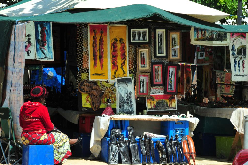 101_1314.JPG - [en]Market, Stellenbosch: craft meets junk in the marketers' tents.  [de]Stellenbosch, Markt: Handwerk und Ramsch dicht nebeneinander.