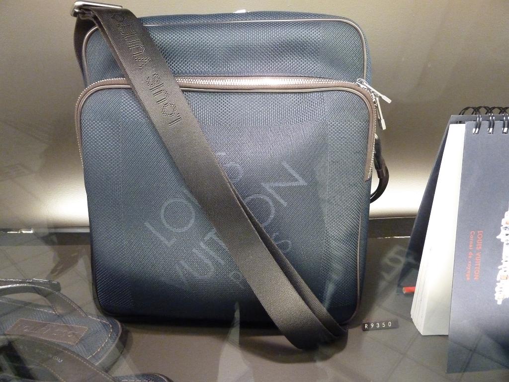 P1000820.JPG - [de]Das Shopping Center in der V&A Waterfront unterscheidet sich bei Marken und Preisen nicht von europäischen Standards[en]Shopping Mall in V&A Waterfront: there is no difference to the well known European fashion labels and price standards