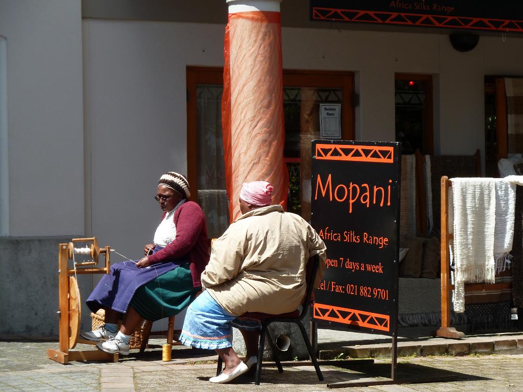 P1010024.JPG - Stellenbosch, [en]Handcraft on the pavement: not really typical for Stellenbosch, yet nice to look at[de]nicht wirklich typisch für Stellenbosch, aber auch nicht ungewöhnlich: Handarbeit draußen vor der Ladentür 