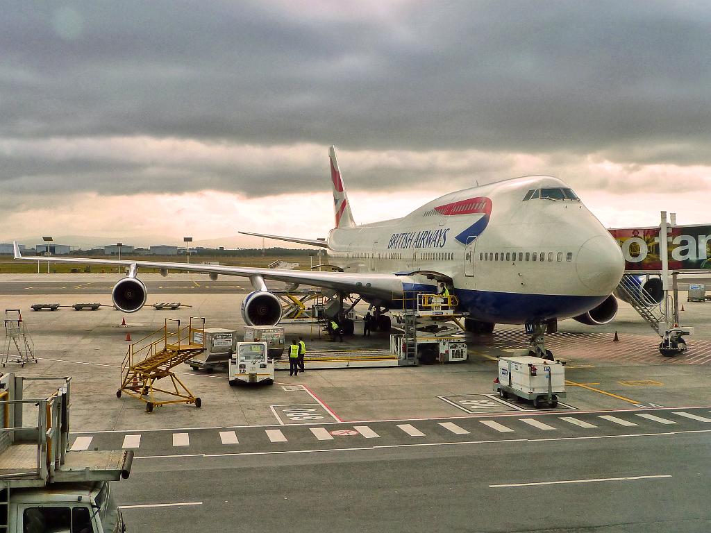 P1000594m.jpg - 747-200 (BA0059) [en]after her arrival early in the morning at Cape Town Airport, after a 11:30 hrs flight from Heathrow. Didn't get club class, again. [de]frühmorgens am Terminal in Kapstadt, nach dem 11:30-Stundenflug von Heathrow. Mal wieder keine Club Class...